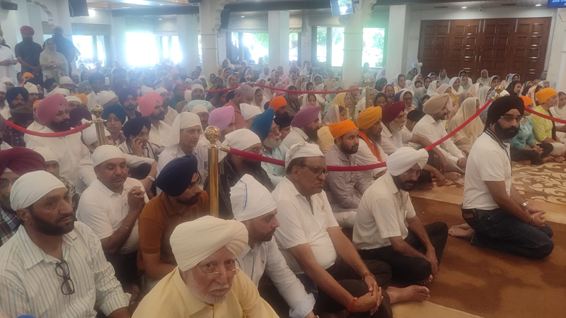 Dr Jaswinder Bhalla's last prayer was held at Gurudwara Shri Guru Tegh Bahadur in Sector 34, a large number of artists and fans attended.